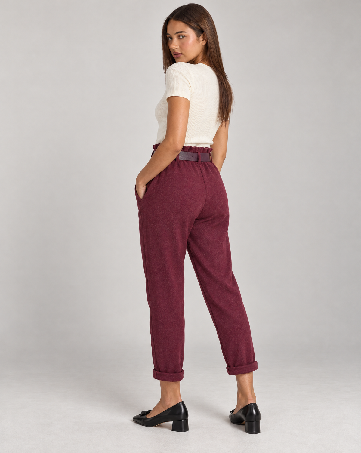 Pantaloni donna bordeaux con cintura e risvolto indossati da Polly 4, vista posteriore