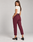 Pantaloni donna bordeaux con cintura e risvolto indossati da Polly 4, vista posteriore