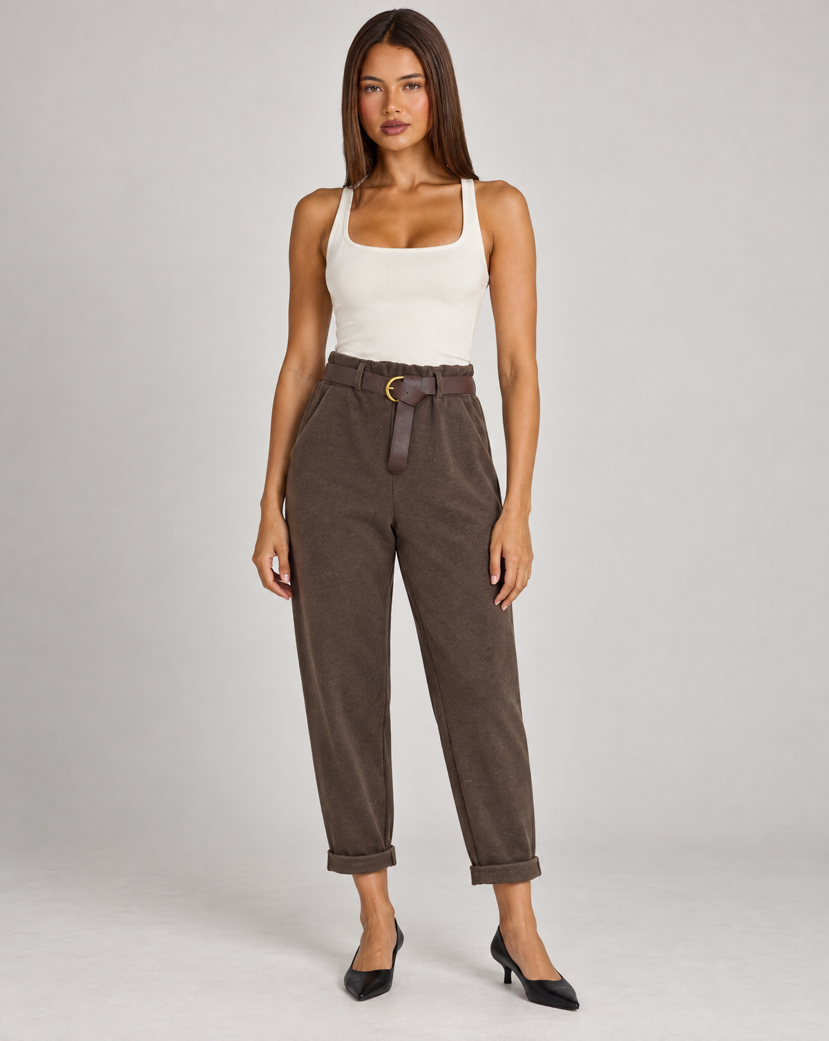 Pantaloni donna marrone con cintura e risvolto indossati da Polly 4, vista frontale