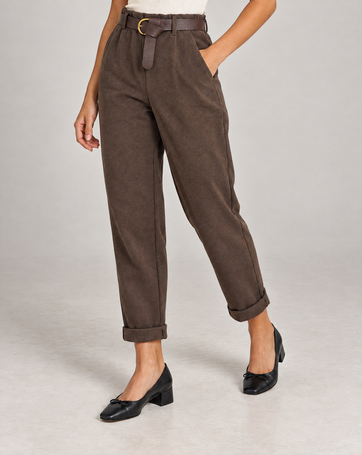Pantaloni donna marrone con cintura e risvolto indossati da Polly 4, dettaglio parte inferiore