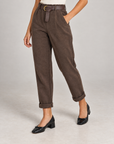 Pantaloni donna marrone con cintura e risvolto indossati da Polly 4, dettaglio parte inferiore
