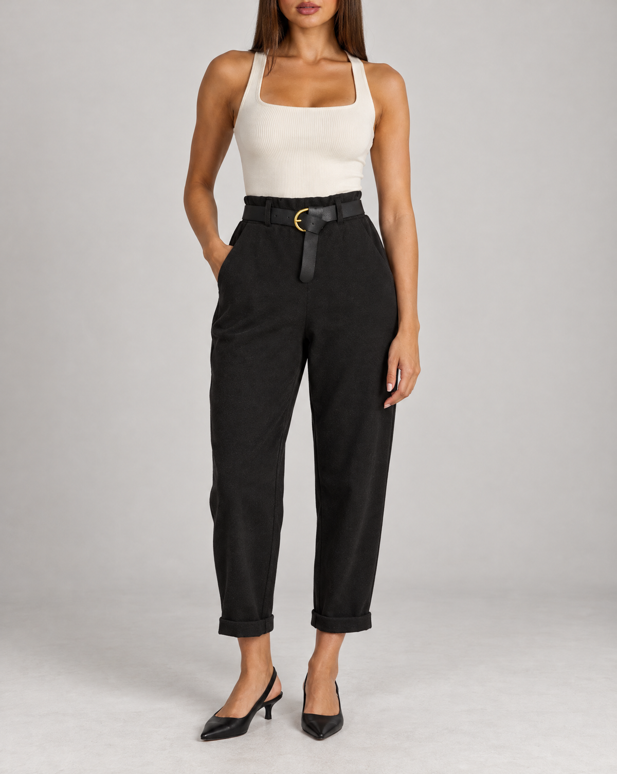 Pantaloni donna nero con cintura e risvolto indossati da Polly 4, vista frontale