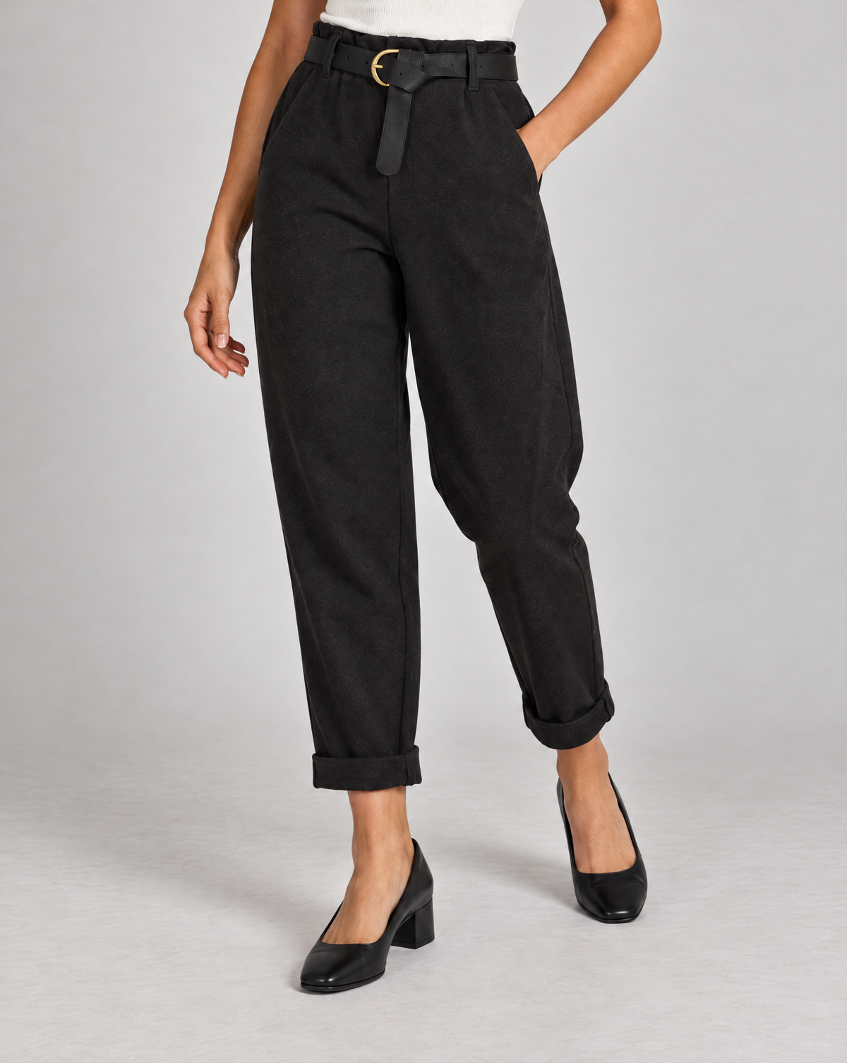 Pantaloni donna nero con cintura e risvolto indossati da Polly 4, dettaglio parte inferiore