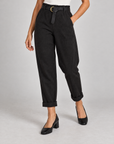 Pantaloni donna nero con cintura e risvolto indossati da Polly 4, dettaglio parte inferiore