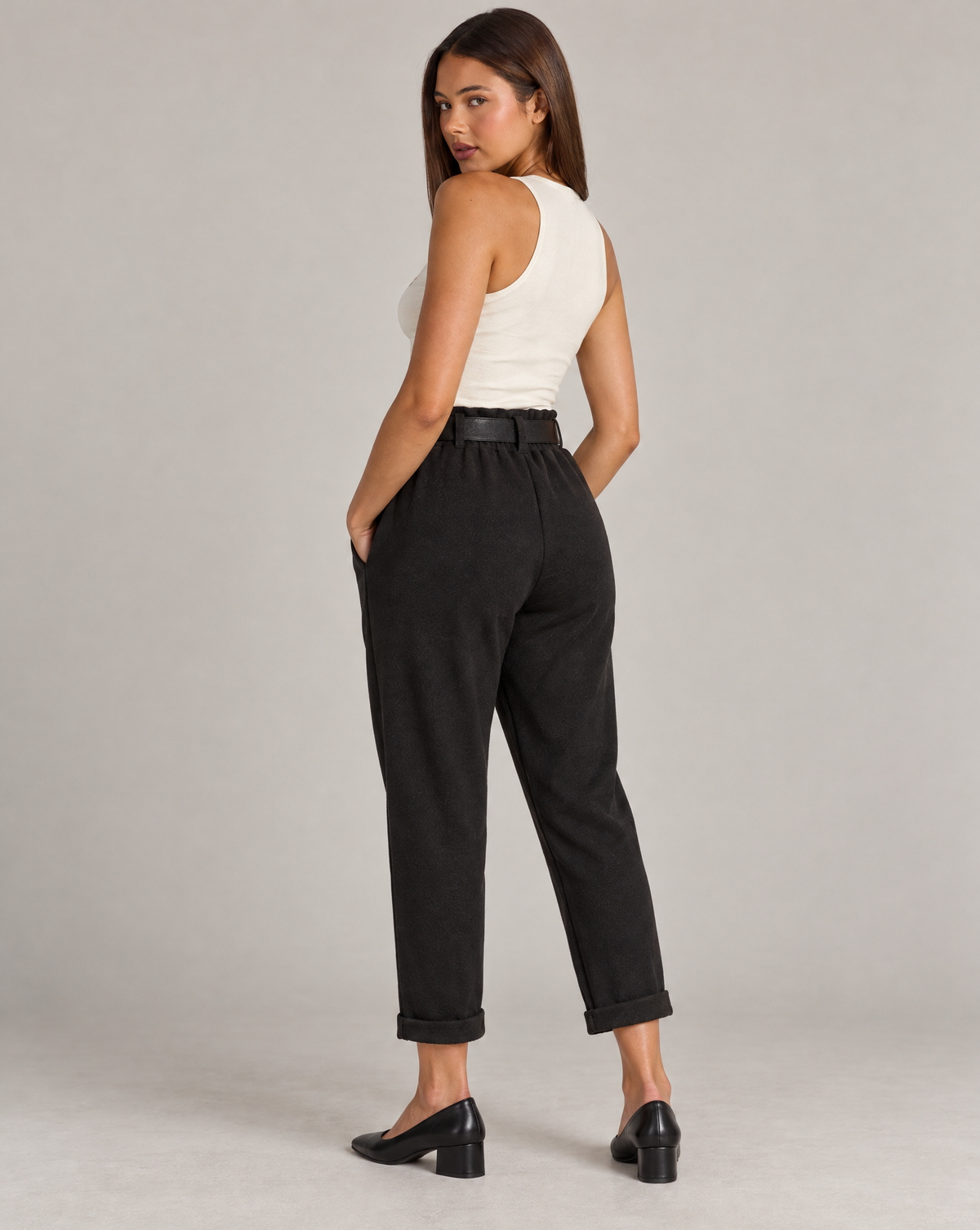 Pantaloni donna nero con cintura e risvolto indossati da Polly 4, vista posteriore