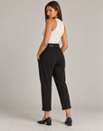 Pantaloni donna nero con cintura e risvolto indossati da Polly 4, vista posteriore