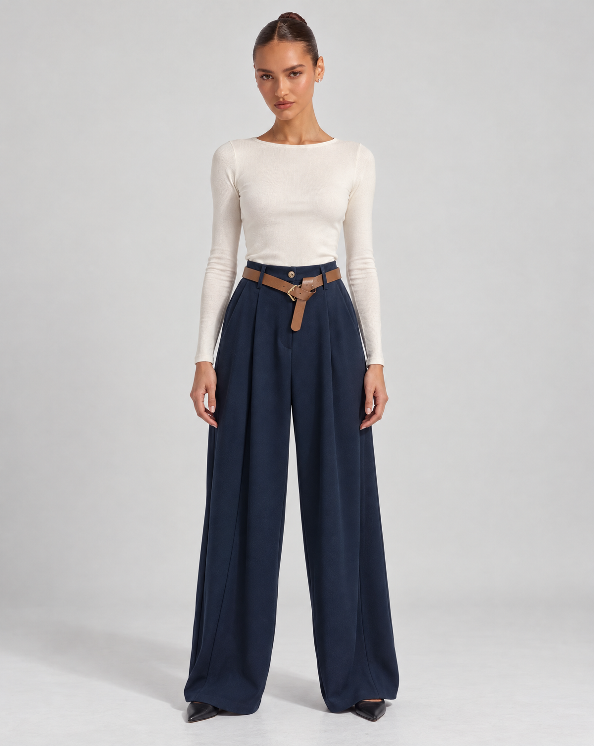 Pantaloni donna a palazzo con cintura Blu indossati da Polly 6 - vista frontale