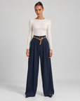 Pantaloni donna a palazzo con cintura Blu indossati da Polly 6 - vista frontale