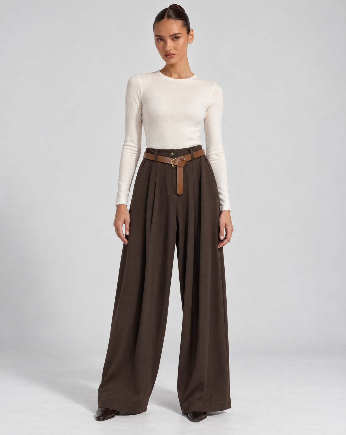 Pantaloni donna a palazzo con cintura Marrone scuro indossati da Polly 6 - vista frontale