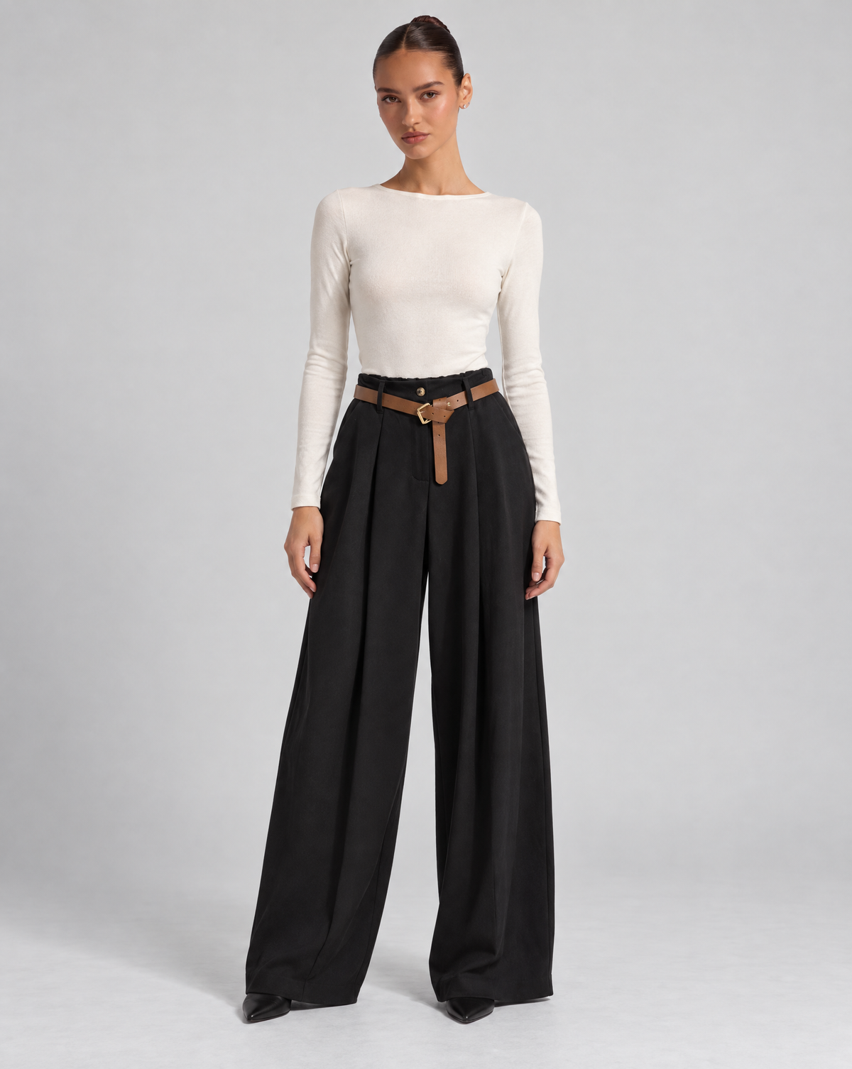 Pantaloni donna a palazzo con cintura Nero indossati da Polly 6 - vista frontale
