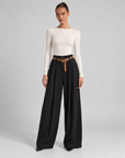 Pantaloni donna a palazzo con cintura Nero indossati da Polly 6 - vista frontale
