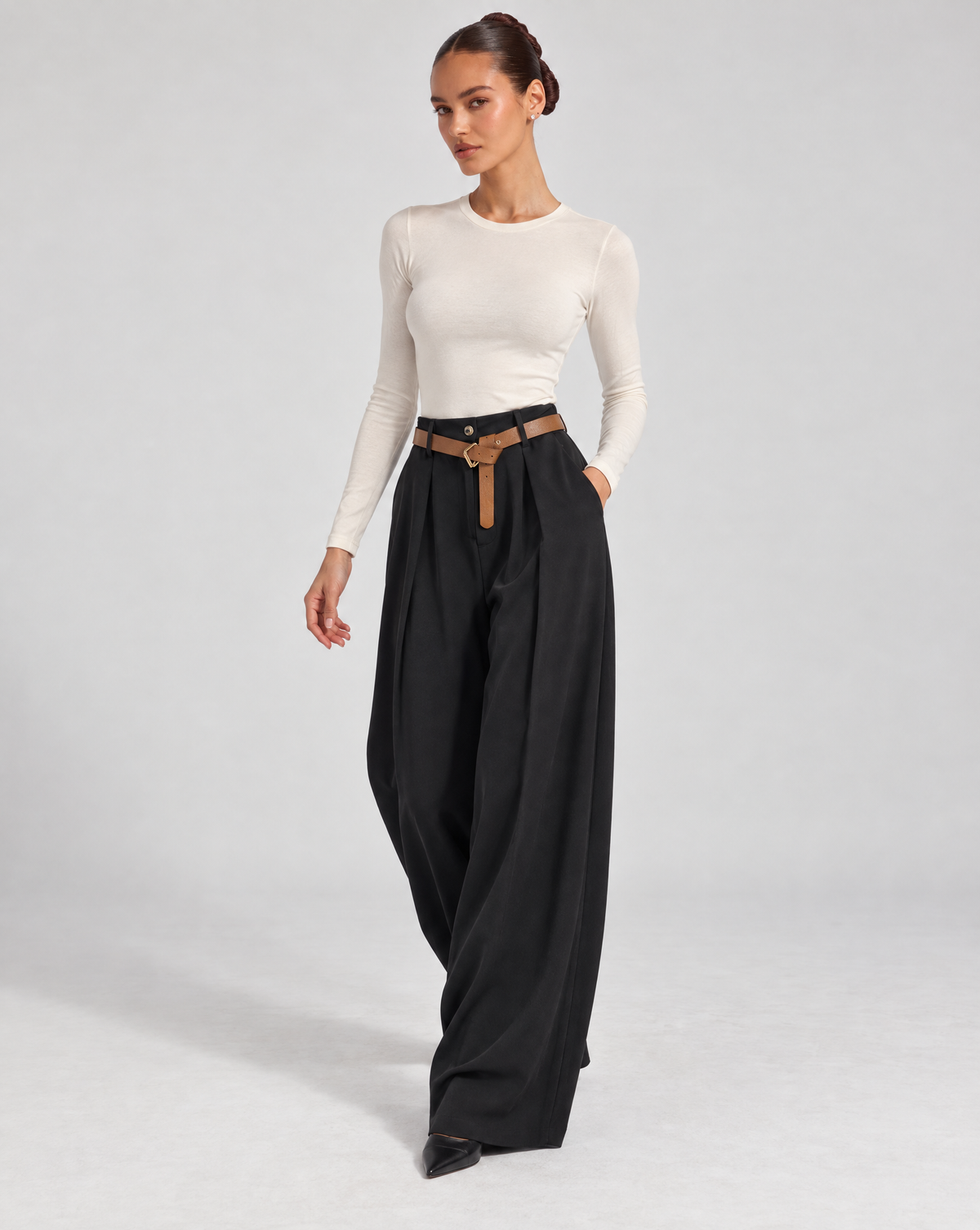 Pantaloni donna a palazzo con cintura Nero indossati da Polly 6 - vista tre quarti