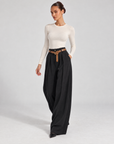 Pantaloni donna a palazzo con cintura Nero indossati da Polly 6 - vista tre quarti