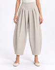 Pantaloni donna ampi con pinces beige – Polly 5 – frontale