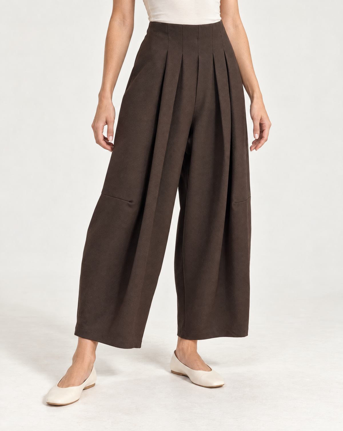 Pantaloni donna ampi con pinces marrone – Polly 5 – tre-quarti