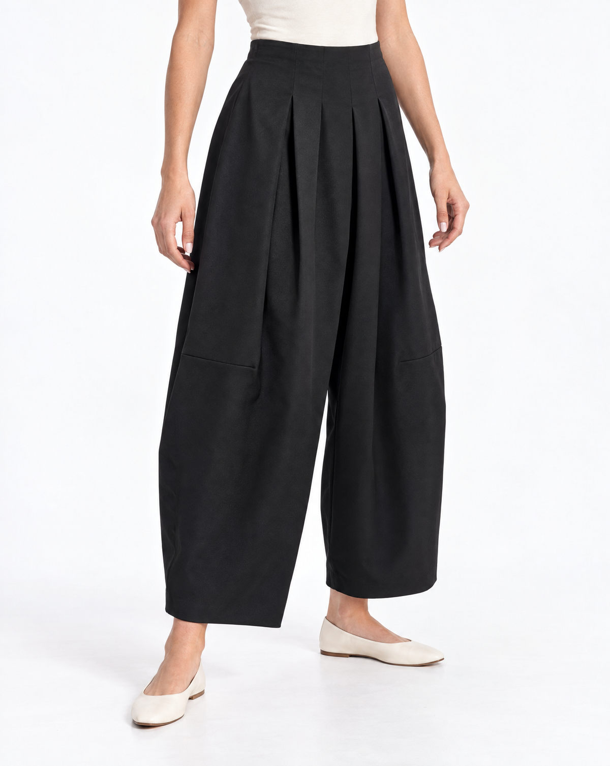 Pantaloni donna ampi con pinces nero – Polly 5 – tre-quarti