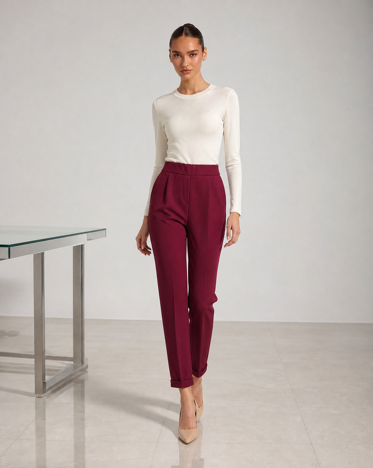 Pantaloni a sigaretta Bordeaux con risvolto indossati da modella, vista dinamica