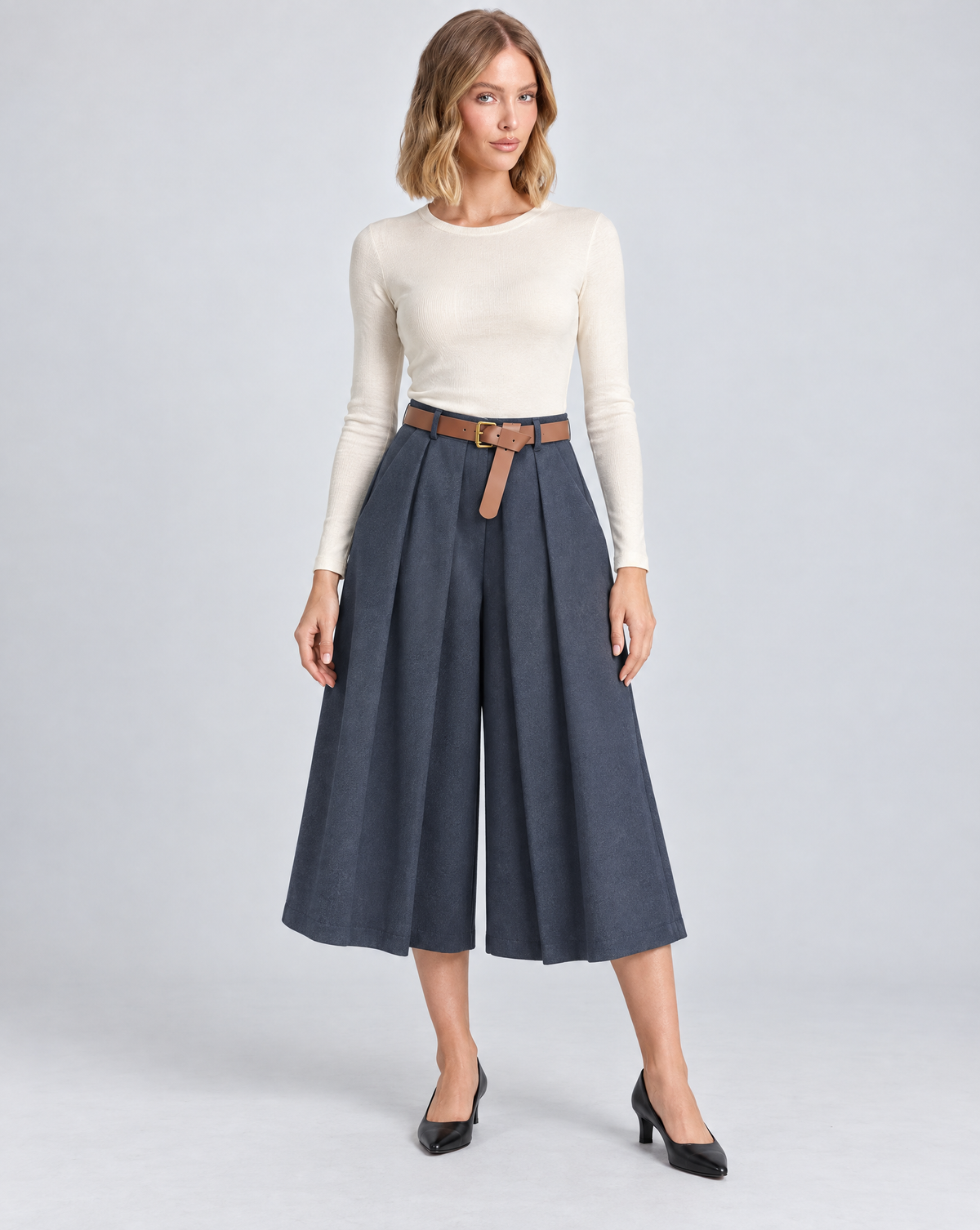 Pantaloni culotte T8 24727 blu con cintura indossati da Polly 5 – vista frontale