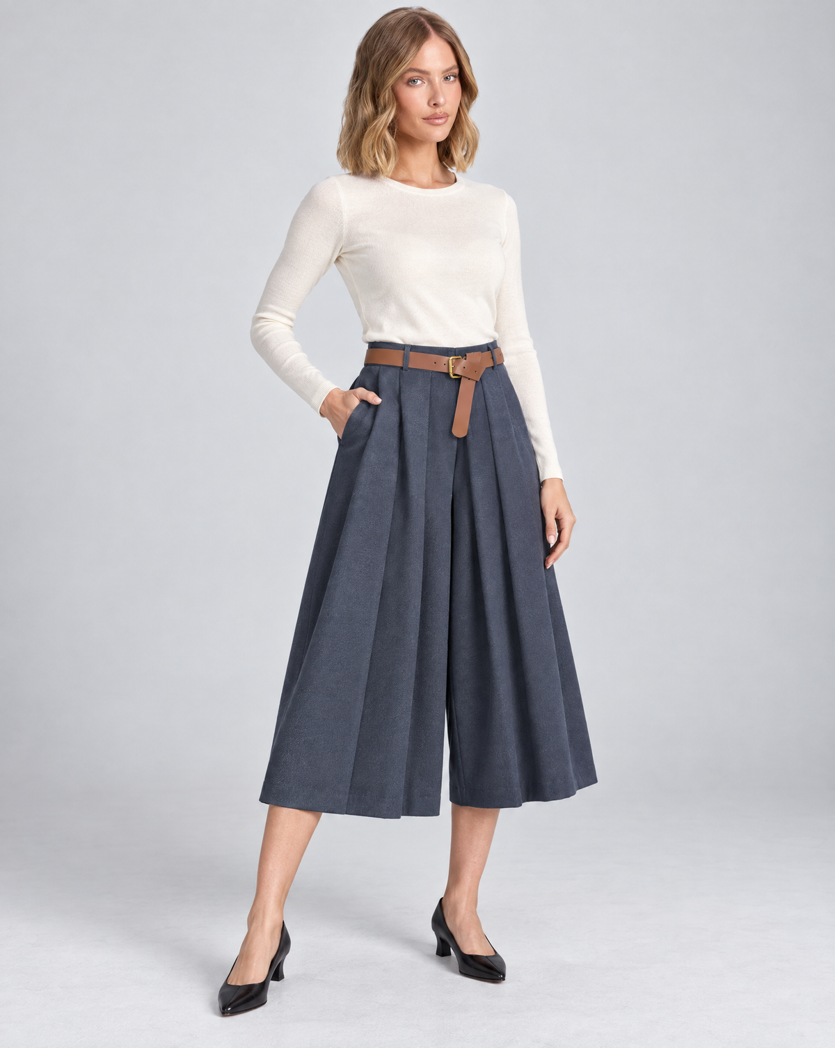 Pantaloni culotte T8 24727 blu con cintura indossati da Polly 5 – vista tre-quarti