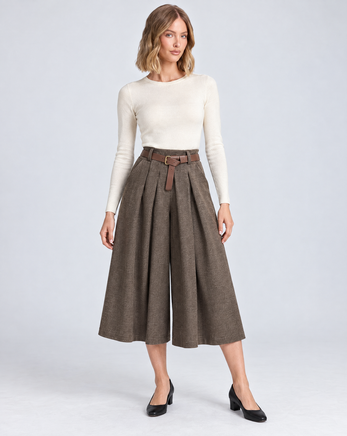 Pantaloni culotte T8 24727 marrone con cintura indossati da Polly 5 – vista frontale
