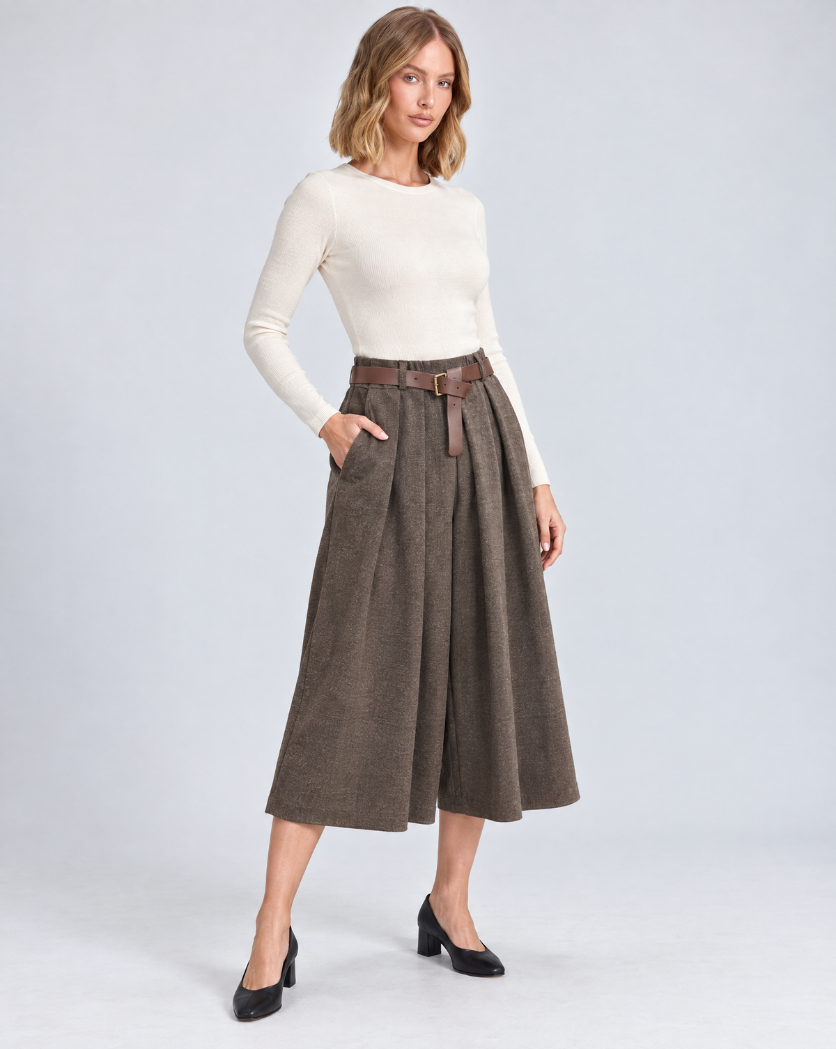 Pantaloni culotte T8 24727 marrone con cintura indossati da Polly 5 – vista tre-quarti