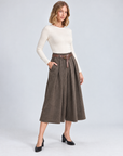Pantaloni culotte T8 24727 marrone con cintura indossati da Polly 5 – vista tre-quarti