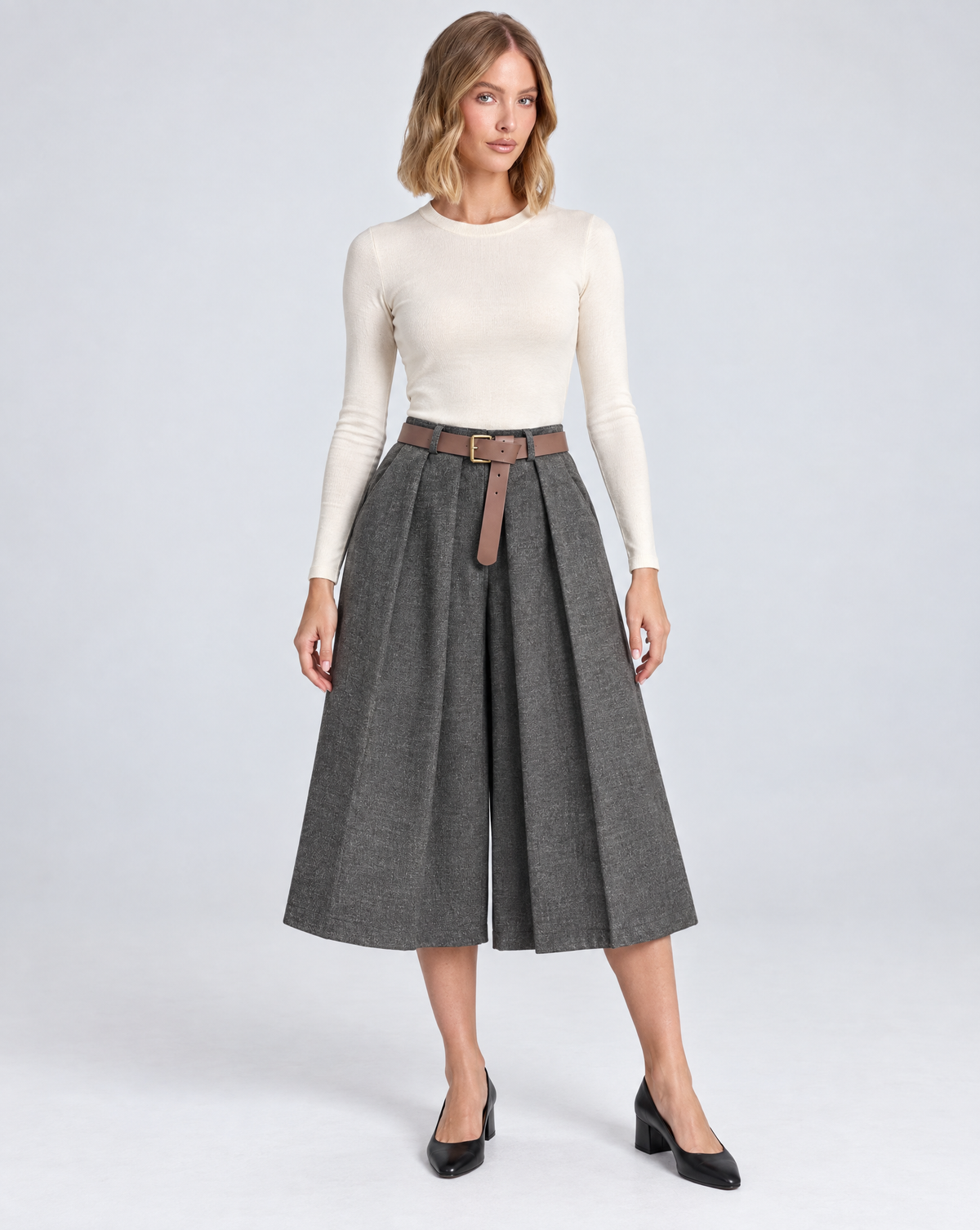 Pantaloni culotte T8 24727 nero con cintura indossati da Polly 5 – vista frontale