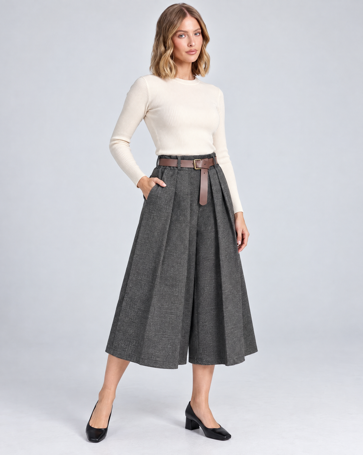 Pantaloni culotte T8 24727 nero con cintura indossati da Polly 5 – vista tre-quarti