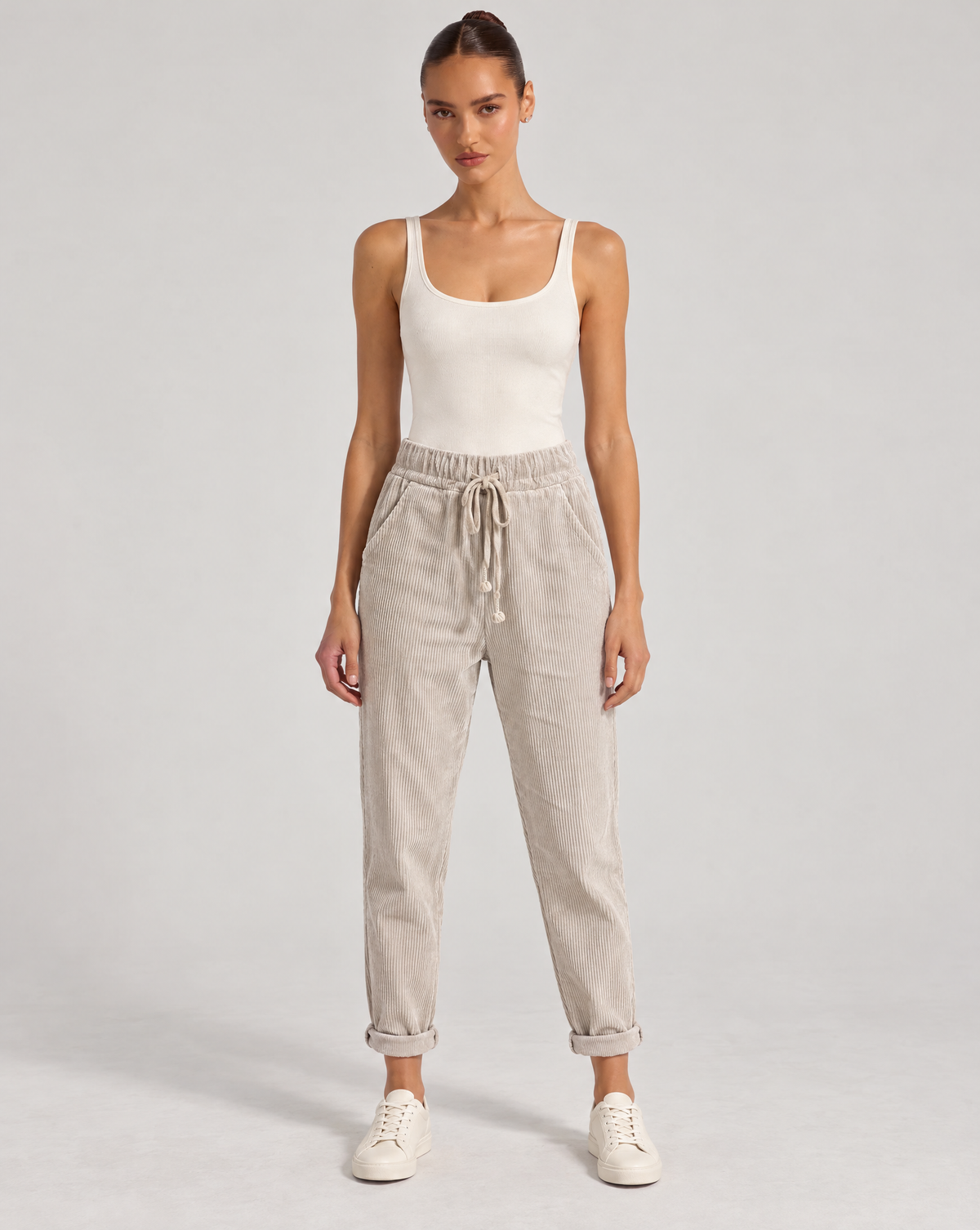 Pantaloni donna in velluto a coste beige con coulisse, indossati da Polly 6 – foto 1