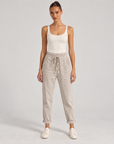 Pantaloni donna in velluto a coste beige con coulisse, indossati da Polly 6 – foto 1