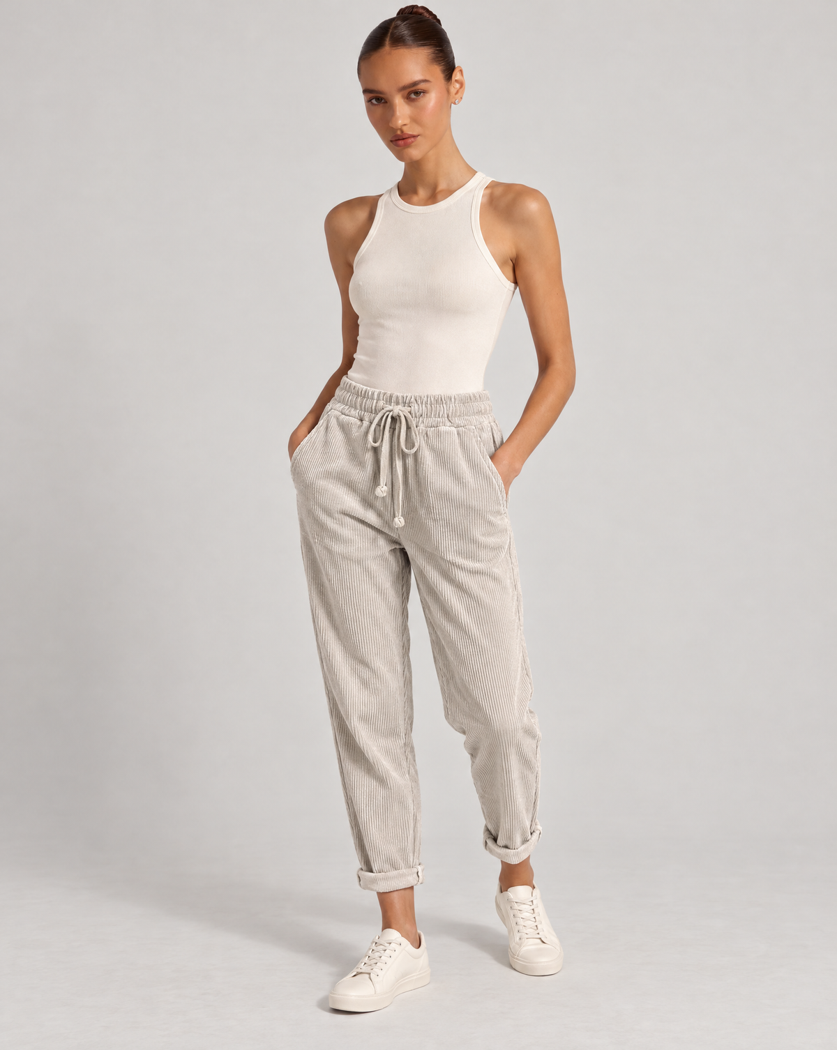 Pantaloni donna in velluto a coste beige con coulisse, indossati da Polly 6 – foto 2