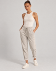 Pantaloni donna in velluto a coste beige con coulisse, indossati da Polly 6 – foto 2