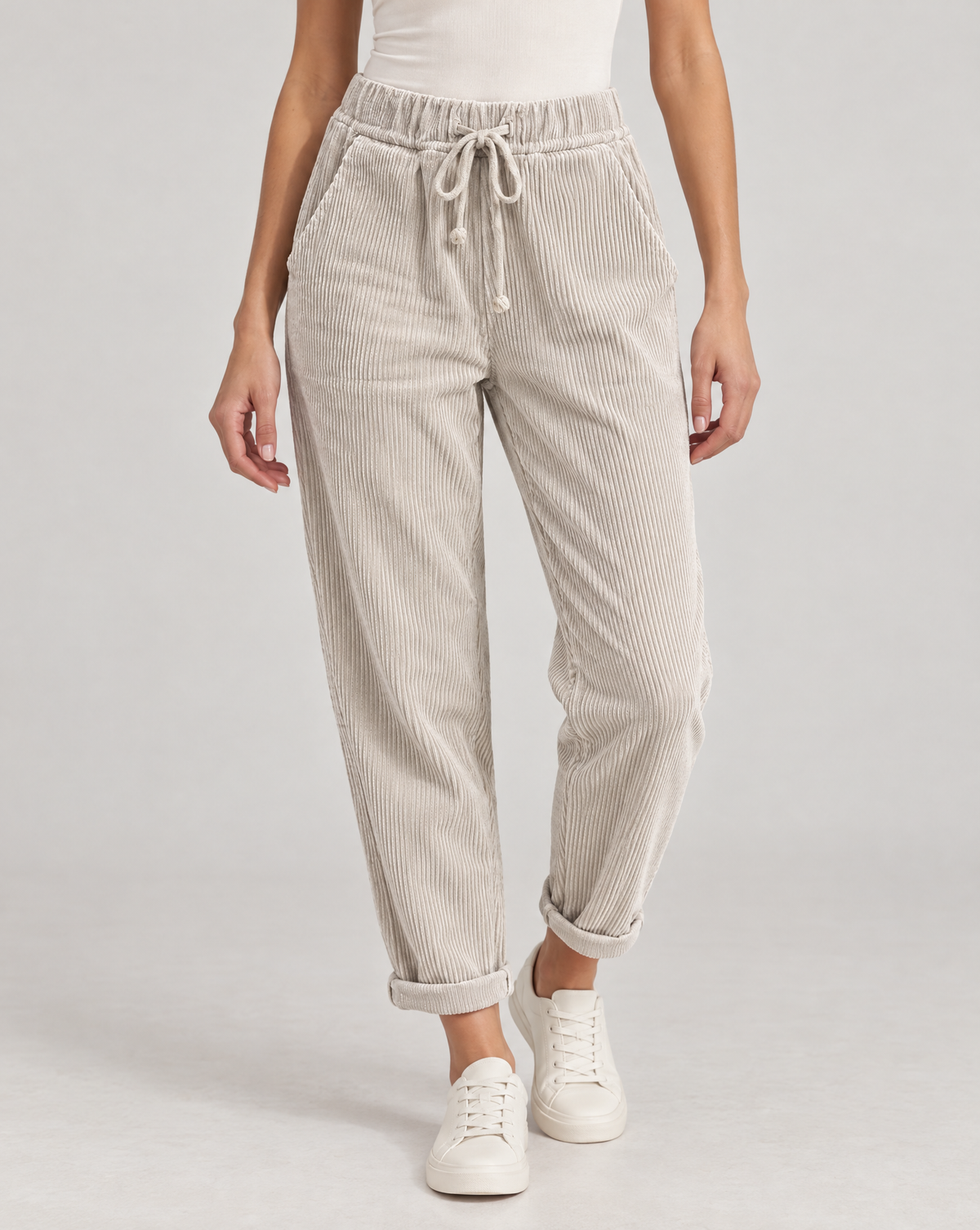 Pantaloni donna in velluto a coste beige con coulisse, indossati da Polly 6 – foto 3