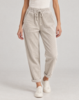 Pantaloni donna in velluto a coste beige con coulisse, indossati da Polly 6 – foto 3