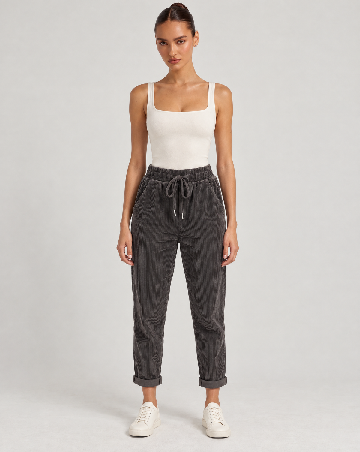 Pantaloni donna in velluto a coste marrone con coulisse, indossati da Polly 6 – foto 1