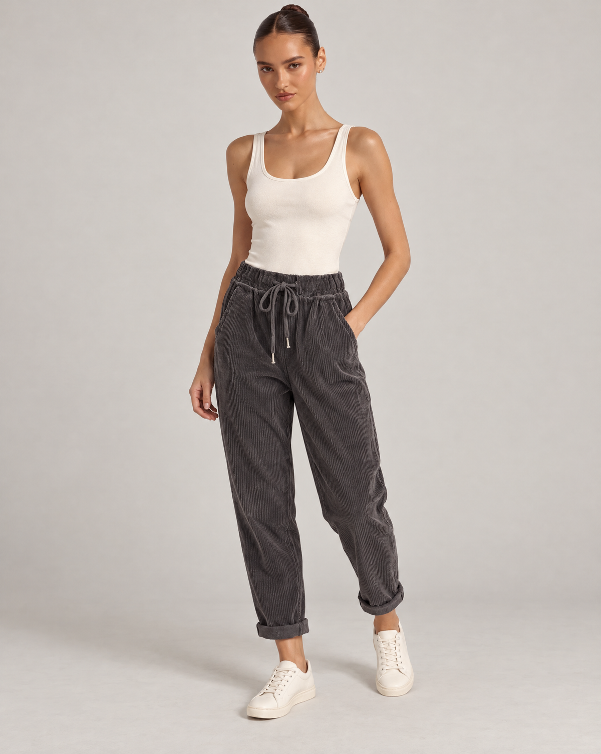 Pantaloni donna in velluto a coste marrone con coulisse, indossati da Polly 6 – foto 2