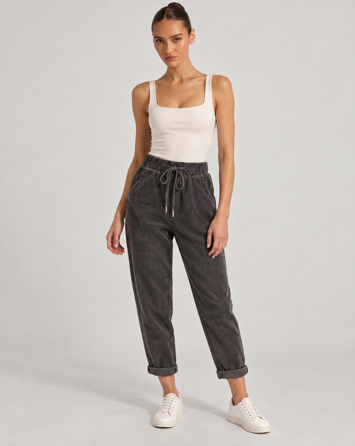 Pantaloni donna in velluto a coste marrone con coulisse, indossati da Polly 6 – foto 3