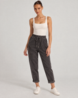Pantaloni donna in velluto a coste marrone con coulisse, indossati da Polly 6 – foto 3