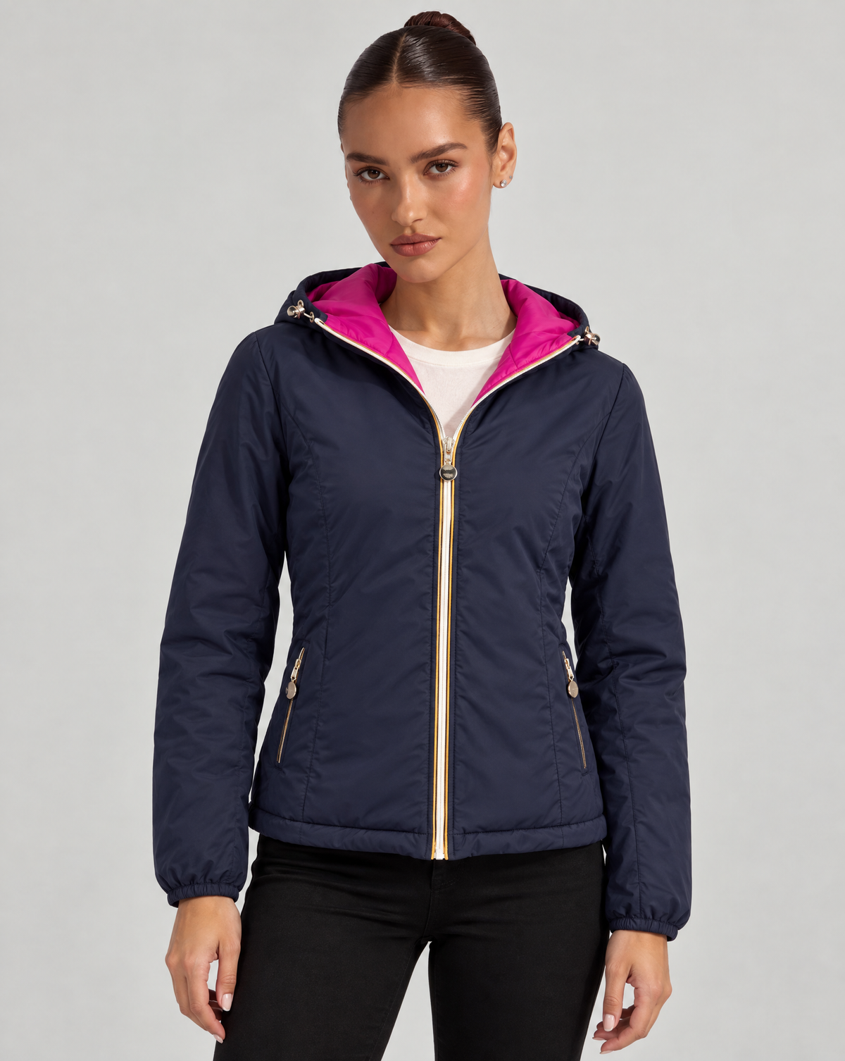 Piumino Reversibile con Cappuccio - Short Blu-Fucsia, lato liscio, indossato da Polly 6