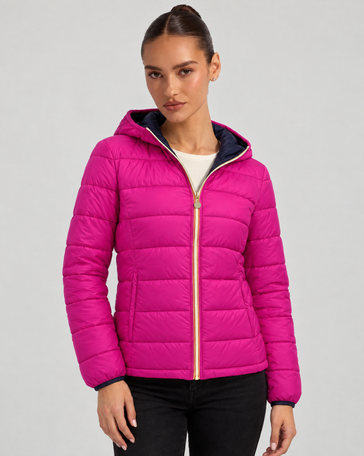 Piumino Reversibile con Cappuccio - Short Blu-Fucsia, lato trapuntato, indossato da Polly 6