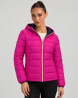 Piumino Reversibile con Cappuccio - Short Blu-Fucsia, lato trapuntato, indossato da Polly 6