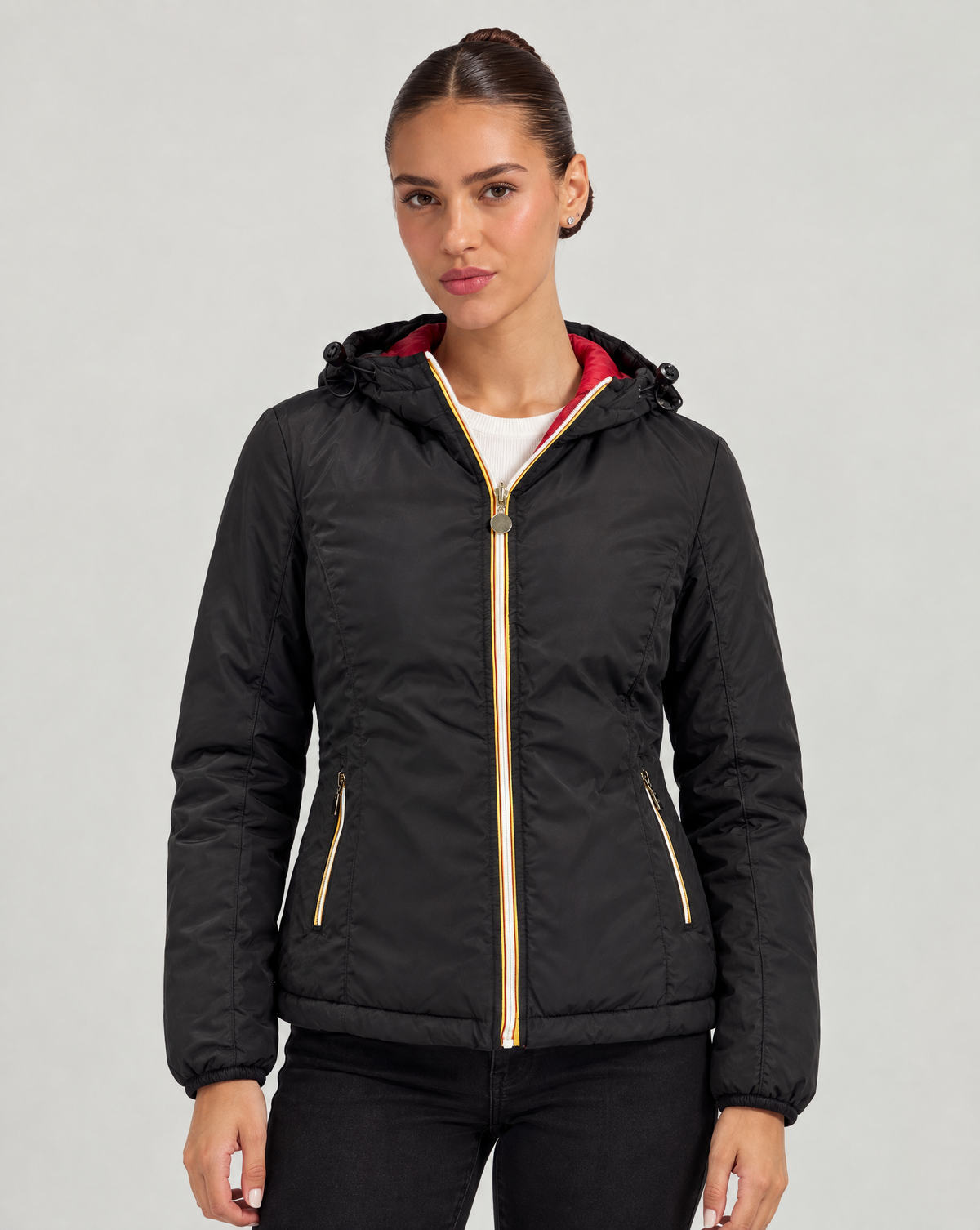 Piumino Reversibile con Cappuccio - Short Nero-Rosso, lato liscio, indossato da Polly 6