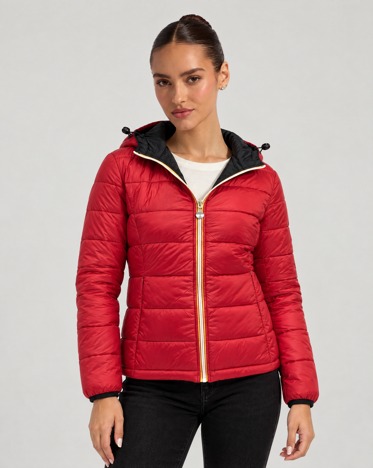 Piumino Reversibile con Cappuccio - Short Nero-Rosso, lato trapuntato, indossato da Polly 6