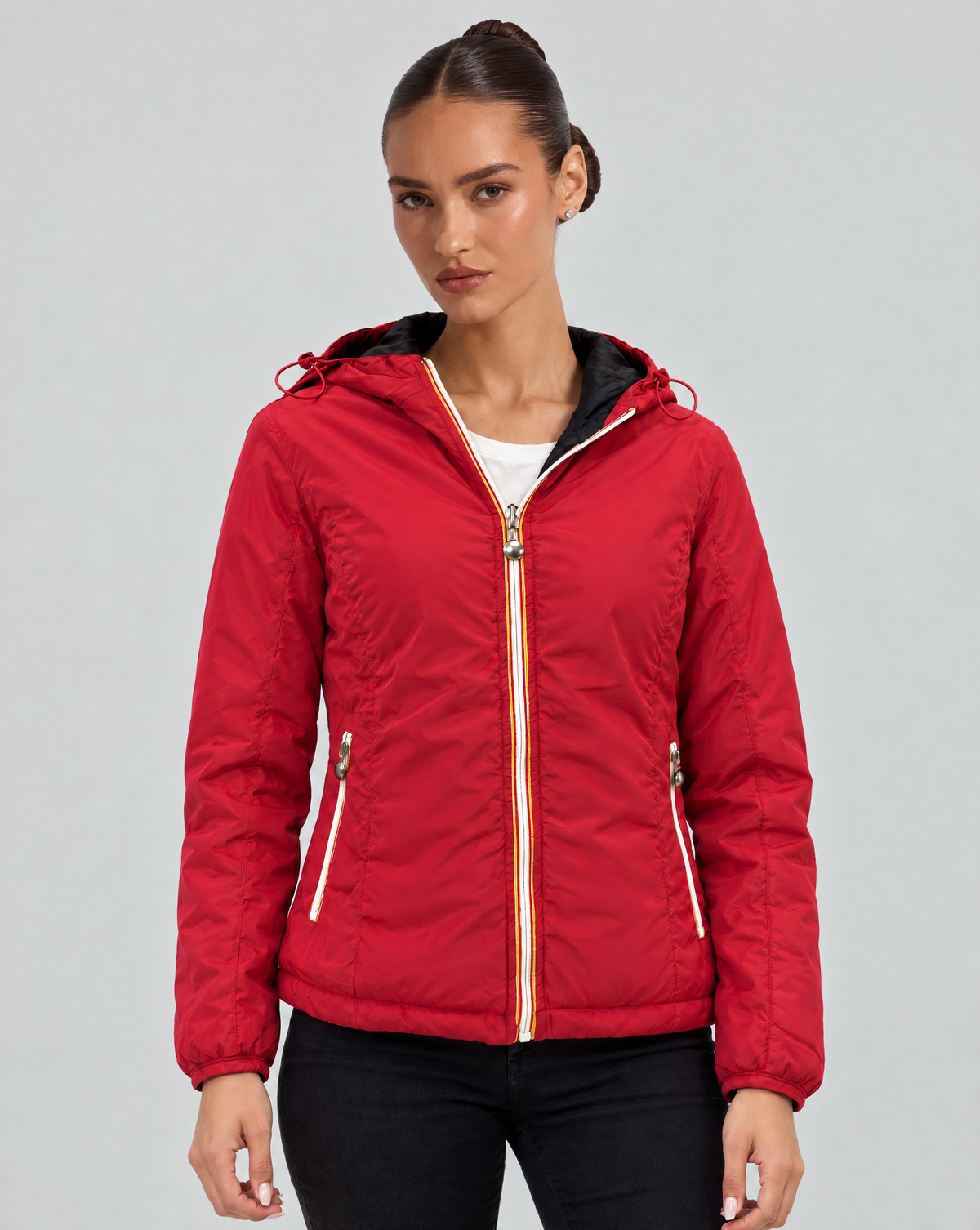 Piumino Reversibile con Cappuccio - Short Rosso-Nero, lato liscio, indossato da Polly 6