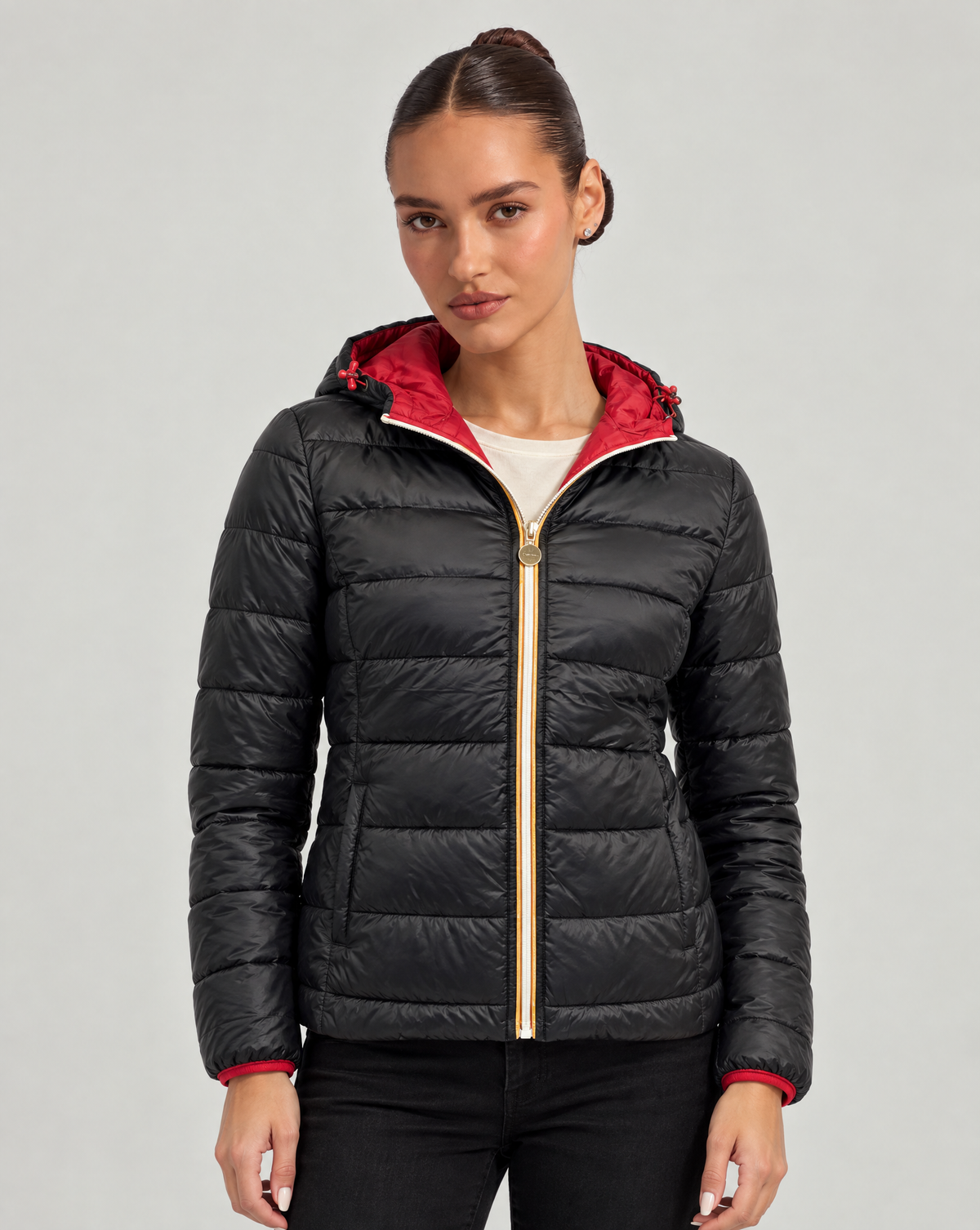 Piumino Reversibile con Cappuccio - Short Rosso-Nero, lato trapuntato, indossato da Polly 6
