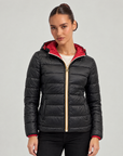 Piumino Reversibile con Cappuccio - Short Rosso-Nero, lato trapuntato, indossato da Polly 6