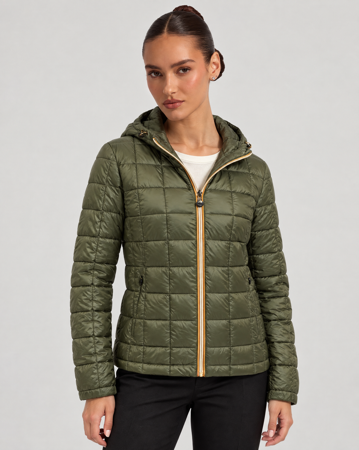 Piumino Reversibile con Cappuccio - Short Verde-Verde, lato trapuntato, indossato da Polly 6