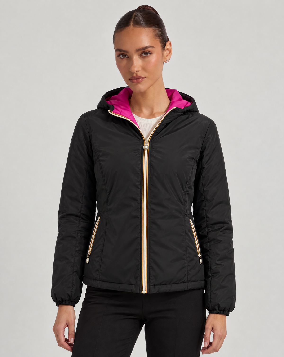 Piumino Reversibile con Cappuccio - Short Nero-Fucsia, lato liscio, indossato da Polly 6