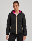 Piumino Reversibile con Cappuccio - Short Nero-Fucsia, lato liscio, indossato da Polly 6