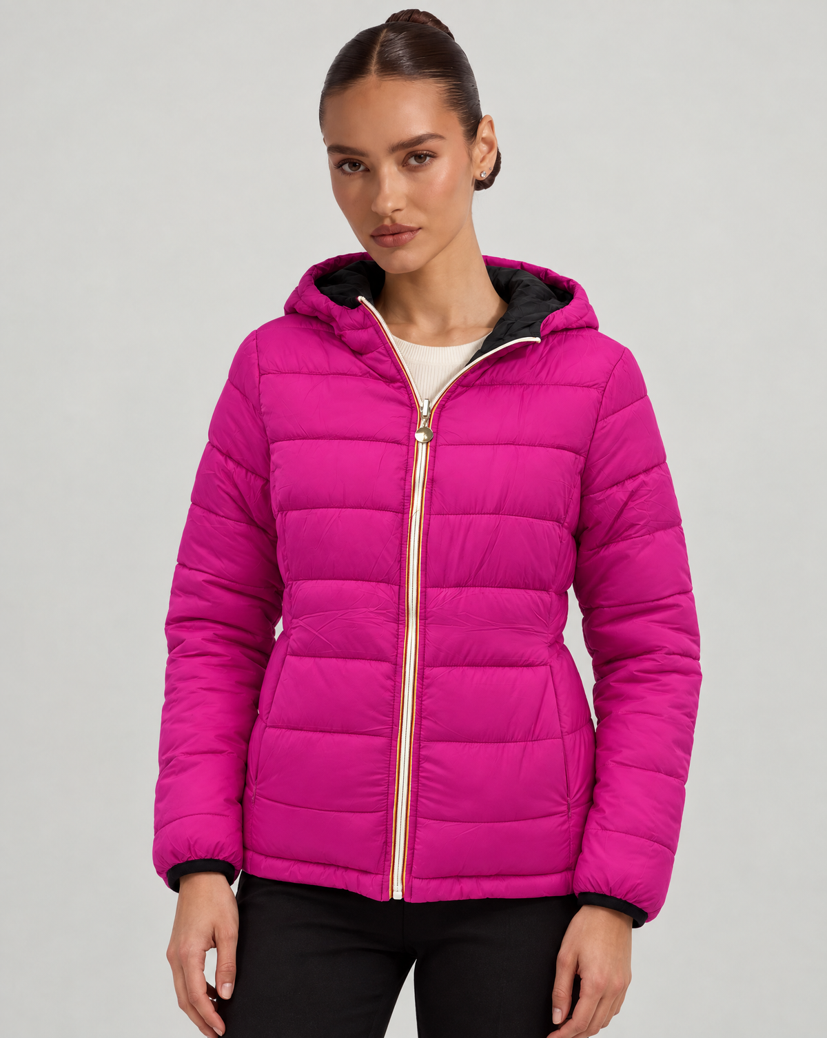 Piumino Reversibile con Cappuccio - Short Nero-Fucsia, lato trapuntato, indossato da Polly 6